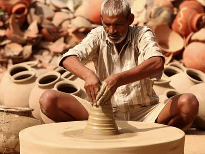 लोहार, कुम्हार, राज मिस्त्री, धोबी, फूलों का काम करने वाले, मछली का जाल बुनने वाले, ताला-चाबी बनाने वाले, मूर्तिकार आदि यह योजना लाभ देगी और इन्हें 3 लाख रुपये का लोन भी दिया जाएगा.