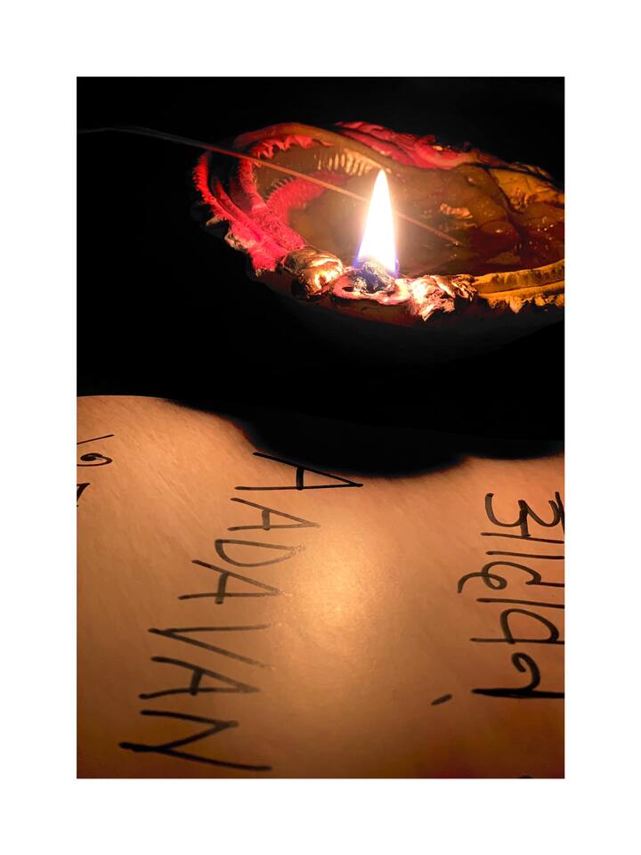 ২০১৪ সালের শেষের দিকে দীর্ঘদিনের বান্ধবী দেবলীনাকে বিয়ে করেন অনীক ধর। ২০১৮ সালে তাঁদের কোল আলো করে আসে কন্যা সন্তান। অগাস্ট মাসে রাখী পূর্ণিমার দিনে তাঁদের পরিবারে জন্ম নেয় আদ্যা। তার বছর পাঁচেক পর দ্বিতীয় সন্তান আসার কথা ঘোষণা করেন শিল্পী। অনীক, দেবলীনা ও আদ্যার পরিবারে এবার ছোট্ট পুত্র সন্তানের সংযোজন।