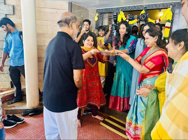 இந்நிலையில், தனது சம்பந்தி தொழிலதிபர் வணங்காமுடியின் இல்லத்துக்கு சென்ற ரஜினிகாந்தின் புகைப்படங்கள் இணையத்தில் வைரலாகின.