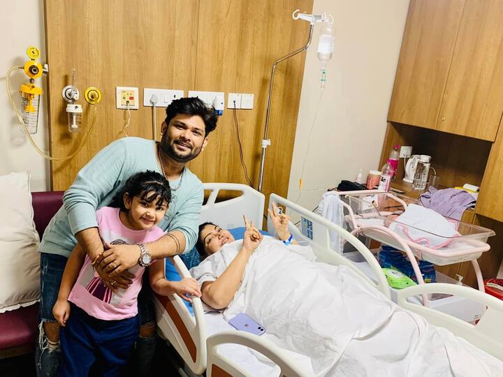একটি বেসরকারি হাসপাতালে জন্ম হয়েছে আদবানের। সোশ্যাল মিডিয়ায় সন্তান আগমনের খবর আগেই জানিয়েছিলেন অনীক-দেবলীনা।