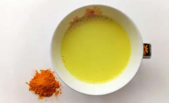 ভারতের বহু বাড়িতেই দুধে হলুদ মিশিয়ে পান করার চল রয়েছে। ভাল ঘুমের ক্ষেত্রেও কাজে লাগতে পারে এই টোটকা। দুধে সমস্যা থাকলে নন ডেয়ারি দুধ পান করতে পারেন।
