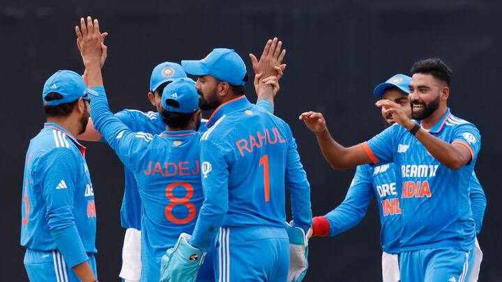 এই ম্যাচেই ৫০টি ওয়ান ডে উইকেট নেওয়ার গণ্ডি পার করে ফেললেন সিরাজ়। তিনি ২৯টি ম্যাচে আপাতত ৫৩ উইকেট নিয়েছেন।