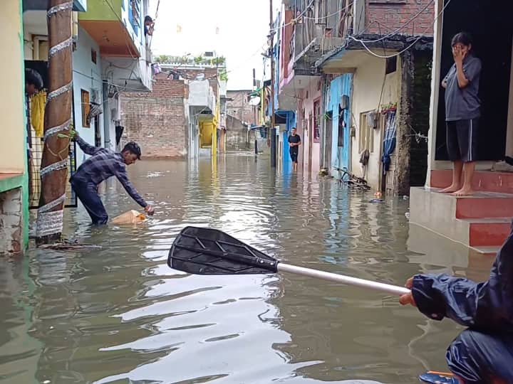 Madhya Pradesh Rain Updates Rain worsens situation in Madhya Pradesh boats running on roads in Ujjain ann MP Rain Updates: मध्य प्रदेश में बारिश से बिगड़े हालात, सैकड़ों मकान जल मग्न, उज्जैन में सड़कों पर चल रही नाव