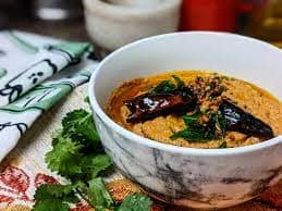 மிக்சி ஜாரில் அரைத்த சட்னியை பாத்திரத்தில் மாற்றி எடுத்துக்கொண்டு தேவையான அளவு உப்பு சேர்த்து கிளறி விடவேண்டும்.