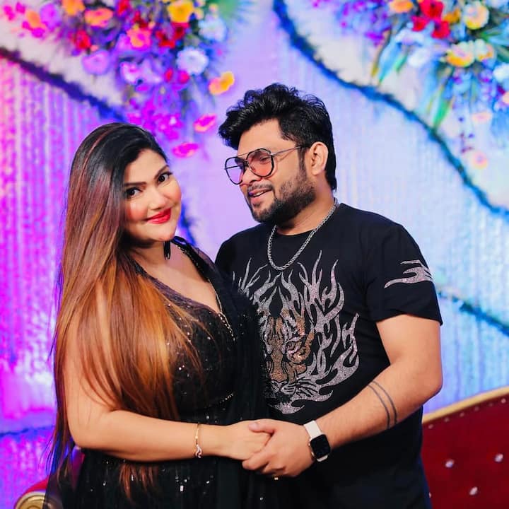 পুত্রসন্তানের বাবা হয়েছেন সঙ্গীতশিল্পী অনীক ধর (Aneek Dhar)। সোশ্যাল মিডিয়ায় সেই খবর আগেই শেয়ার করে নিয়েছিলেন তিনি।