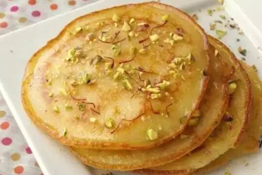 જ્યોતિષ શાસ્ત્ર અનુસાર, જો તમે તમારા લગ્નજીવનમાં કોઈપણ પ્રકારની સમસ્યાનો સામનો કરી રહ્યા છો, તો ગણેશ ચતુર્થીના દિવસે ઉપવાસ કરો અને ભગવાન ગણેશને માલપુઆ અર્પણ કરો. આ ઉપાયથી જલ્દી જ તમારા લગ્નની શક્યતાઓ વધવા લાગશે. આ સિવાય ગણેશ ચતુર્થીના દિવસે ભગવાન ગણેશને પીળા રંગની મીઠાઈઓ ચઢાવો. જ્યાં સુધી તમે લગ્ન ન કરો ત્યાં સુધી દર બુધવારે ભગવાન ગણેશને પીળા રંગનું ભોજન અર્પણ કરતા રહો.