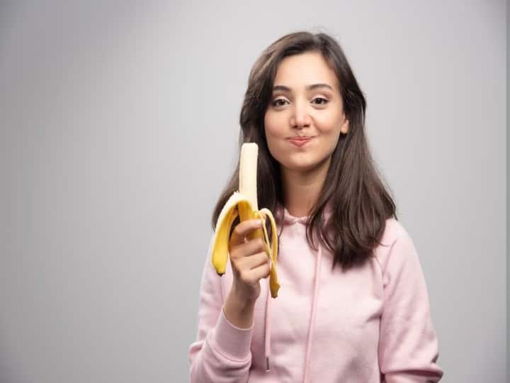 Health tips when we should eat Banana here is right time to consume it सुबह, दोपहर या शाम... किस टाइम नहीं खाना चाहिए केला? वर्ना फायदे की जगह हो जाएगा नुकसान