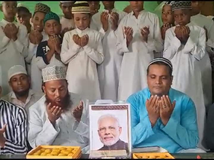 PM Narendra Modi Birthday Prayers read in Madrasa of Basti Children fed sweets to each other ANN PM Modi Birthday: पीएम मोदी के जन्मदिन पर मदरसे में पढ़ी गई दुआ, बच्चों ने एक-दूसरे को खिलाई मिठाई