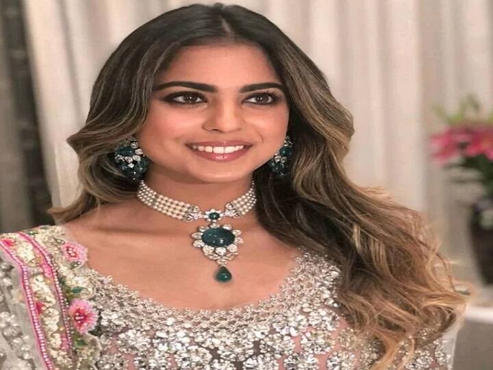 वहीं रिलायंस रिटेल की वैल्यूएशन करीब 8,361 लाख करोड़ रुपये है. इसके देशभर में 18,500 से अधिक स्टोर हैं. कंपनी के मुताबिक उसके 26.7 करोड़ से अधिक कस्टमर हैं.