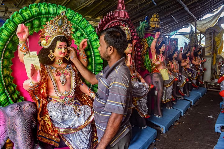 পুরাকালে দক্ষিণ সমুদ্রের অন্তর্গত দ্বীপে অলৌকিক সুন্দর লঙ্কানগরীর নির্মাতা বিশ্বকর্মা এমনটাই জানা যায়। বিশ্বকর্মারই পরামর্শে সুমালী, মাল্যবান প্রভৃতি রাক্ষসরা লঙ্কানগরীতে রাজধানী স্থাপন করেন। রাবণের ব্যবহৃত পুষ্পক বিমানও বিশ্বকর্মারই অলৌকিক কীর্তি।