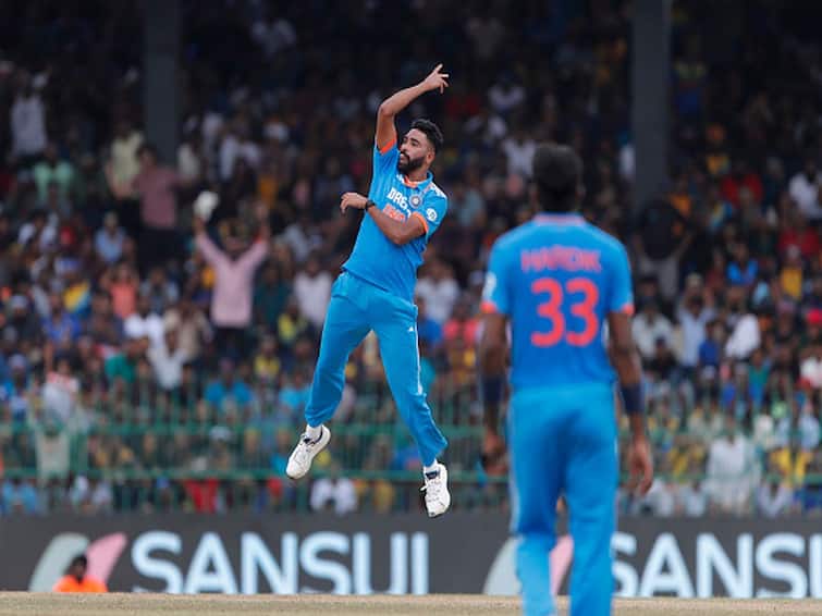 Asia Cup 2023 Final: Mohammed Siraj's Heartwarming Gesture - Donates 'Player Of The Match' Prize Money To Ground Staff | WATCH Asia Cup 2023 Final: Mohammed Siraj's Heartwarming Gesture - Donates 'Player Of The Match' Prize Money To Ground Staff | WATCH