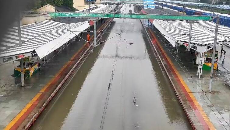 Water filled the railway tracks in Godhra  Mumbai Delhi rail services affected  Gujarat Rain: ગોધરામાં સાત ઈંચ વરસાદના કારણે રેલવે ટ્રેક પાણીમાં ગરકાવ, મુંબઈ-દિલ્હી વચ્ચેના રેલ વ્યવહારને અસર  