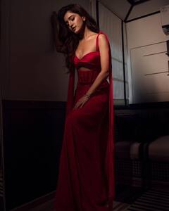 Nidhi Shah PHOTO: ડીપ નેક બ્લાઉઝમાં ગ્લેમરસ પોઝ આપતી જોવા મળી નિધિ શાહ