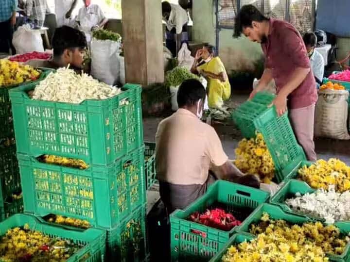 Farmers are happy as the price of flowers has increased in Andipatti flower market TNN ஆண்டிப்பட்டி பூ மார்க்கெட்டில் பூக்கள் விலை அதிகரித்ததால் விவசாயிகள் மகிழ்ச்சி