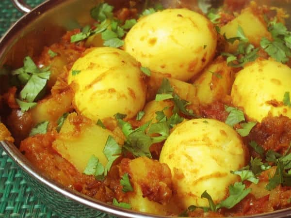 பொடியாக நறுக்கிய வெங்காயம், மற்றும் சிறிது கருவேப்பிலை சேர்த்து வதக்க வேண்டும். பாதி வதங்கியதும் இடித்து வைத்த சின்ன வெங்காயக் கலவையை சேர்த்து வதக்கவும்.