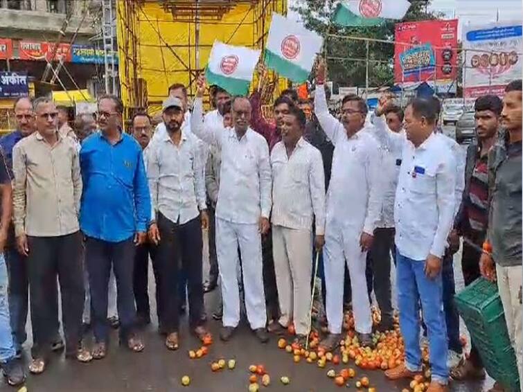 Swabhimani Shetkari Saghtana criticized on central govt for Tomato Price Tomato Price : शेतकऱ्यांची माती होण्यामागं केंद्र सरकारची नीती, टोमॅटो दरावरुन स्वाभिमानीचा सरकारवर प्रहार