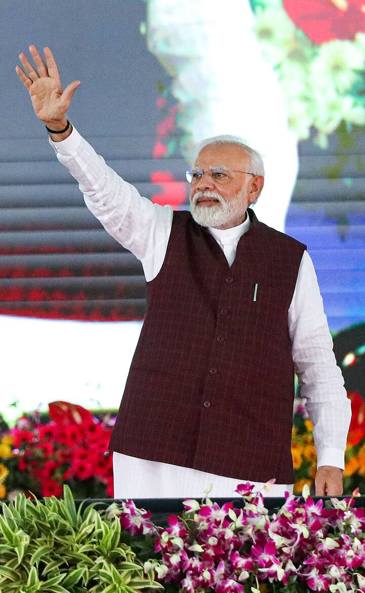 দিল্লি বিমানবন্দর মেট্রো এক্সপ্রেস লাইনের সম্প্রসারণেরও সূচনা করবেন তিনি।