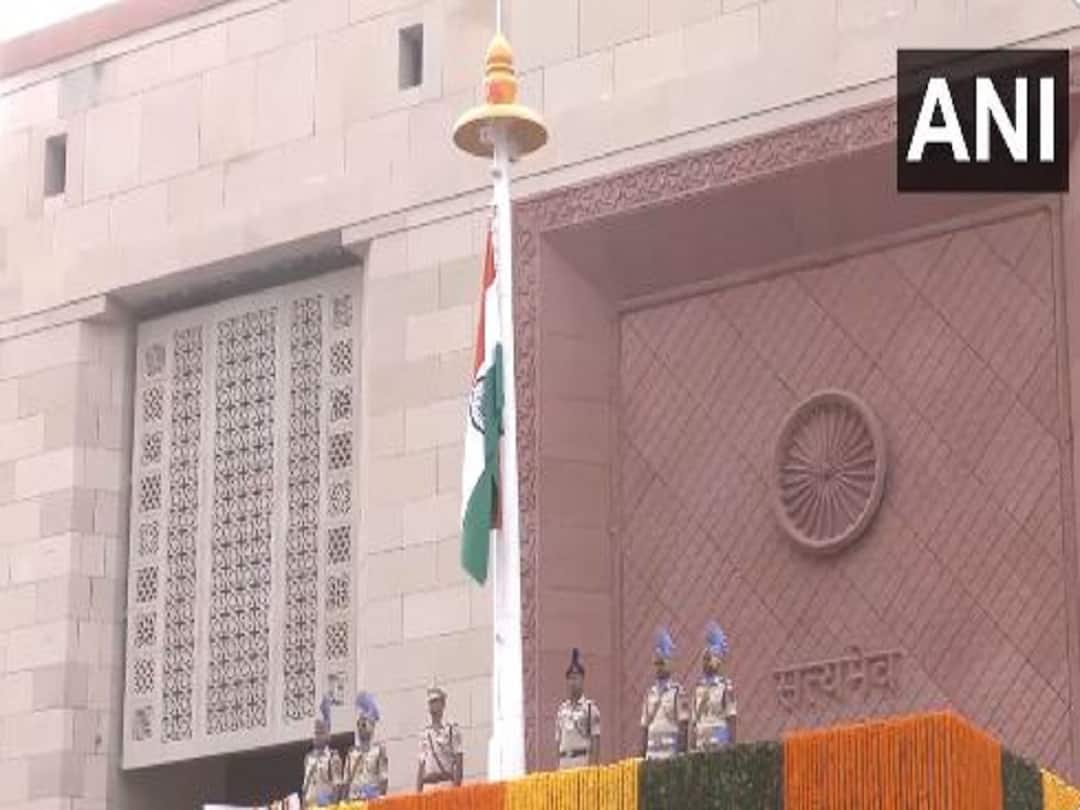 new parliament building flag hoisting event rajya sabha chairman jagdeep dhankhar om birla New Parliament Building : नव्या संसदेच्या वास्तूवर फडकवला तिरंगा, लोकसभा अध्यक्ष ओम बिर्ला यांच्या उपस्थितीत सोहळा