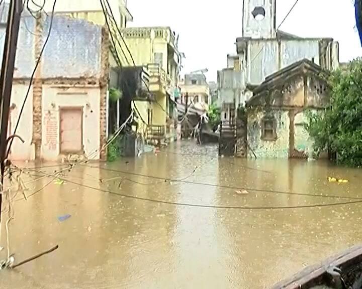 Narmada River: છેલ્લા 24 કલાકમાં રાજ્યમાં ભારે વરસાદ ખાબકી રહ્યો છે, ખાસ કરીને ઉત્તર ગુજરાત અને મધ્ય ગુજરાતમાં વરસાદે જોર પકડ્યુ છે. ભારે વરસાદના કારણે ગુજરાતની જીવાદોરી ગણાતી નર્મદા નદી બે કાંઠે થઇ ગઇ છે અને સ્થિતિ એવી પેદા થઇ છે કે, નર્મદાના પાણી શહેરમાં ઘૂસી રહ્યાં છે.