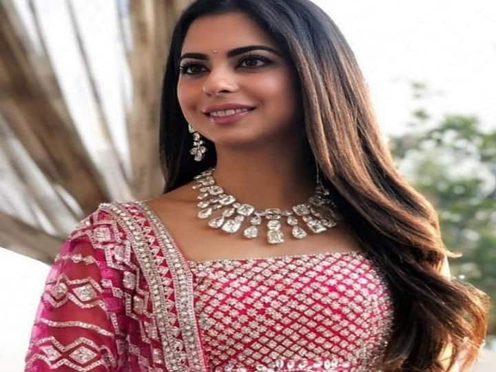 Isha Ambani: मुकेश अंबानी का नाम भारत ही नहीं बल्कि विश्व के सबसे अमीर व्यक्तियों की लिस्ट में शामिल है. वह कुल 95.8 बिलियन डॉलर के मालिक हैं.