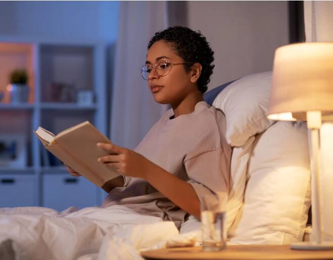 झोपण्यापूर्वी पुस्तक वाचल्याने तुम्हाला अनेक आरोग्यदायी फायदे मिळतात, चला जाणून घेऊया अशाच  फायद्यांविषयी