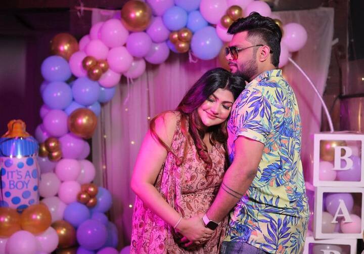 আর এবার, সদ্যজাতকে নিয়ে বাড়ি ফিরলেন স্ত্রী দেবলীনা ধর (Devleena Dhar)। সোশ্যাল মিডিয়ায় নবজাতককে আহ্বানের সেই ছবি শেয়ার করে নিলেন অনীক, সেই সঙ্গে জানালেন পুত্রসন্তানের নামও।