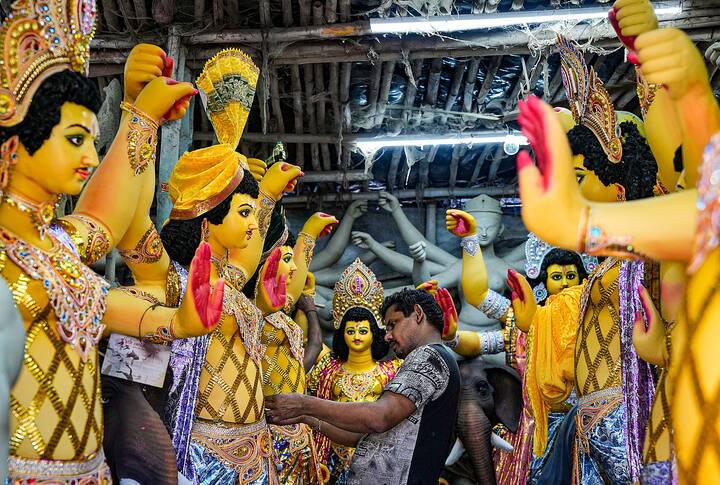 সৃষ্টির আদিতে তিনি কীভাবে পৃথিবীর স্থলভাগ এবং জলভাগের বিভাগ করেছিলেন, তারপর ধীরে ত্বষ্টা, ধীরে ধীরে কীভাবে পর্বত অরণ্য সমৃদ্ধ পৃথিবী নির্মিত হল, জীবকুলের বাসযোগ্য হয়ে উঠল বিশ্বকর্মার পত্নী নিপুণ শিল্পকর্মে পুরাণে তার বিবরণ পাওয়া যায়।