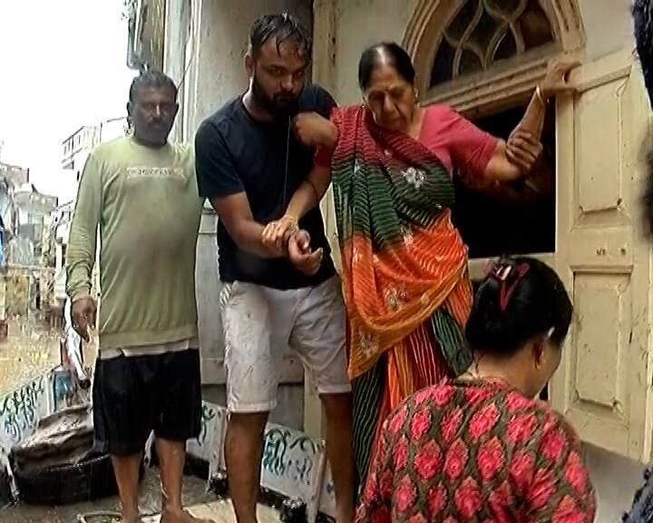 નદીના પાણી ગામોમાં ઘૂસતા જ નીચાણવાળા વિસ્તારોમાંથી લોકોને દુર સહી સલામત સ્થળે જવા આદેશ અપાયા છે. નર્મદા ડેમમાંથી 19 લાખ ક્યૂસેક પાણી છોડવામાં આવતા ચાંદોદના મલ્હારરાવ ઘાટના 108 પગથિયાં પાણીમાં ગરકાવ થઈ ગયા છે,