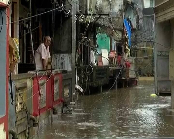 હાલમાં જ મળતી માહિતી પ્રમાણે, વડોદરા નજીક ડભોઇ-ચાંદોદ નજીકથી પસાર થઇ રહેલા નર્મદા નદી બે કાંઠે થઇ છે અને પાણી કાંઠાના ચાર ગામોમાં ઘૂસી રહ્યા છે, અહીં તસવીરોમાં જુઓ....