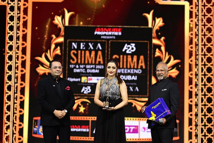 The actors celebrated the day in their most spectacular outfits, lighting up the night.