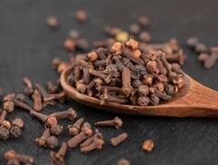 Cloves : रात्री लवंग खाल्ल्याने मिळतील 'हे' फायदे, जाणून घ्या सविस्तर