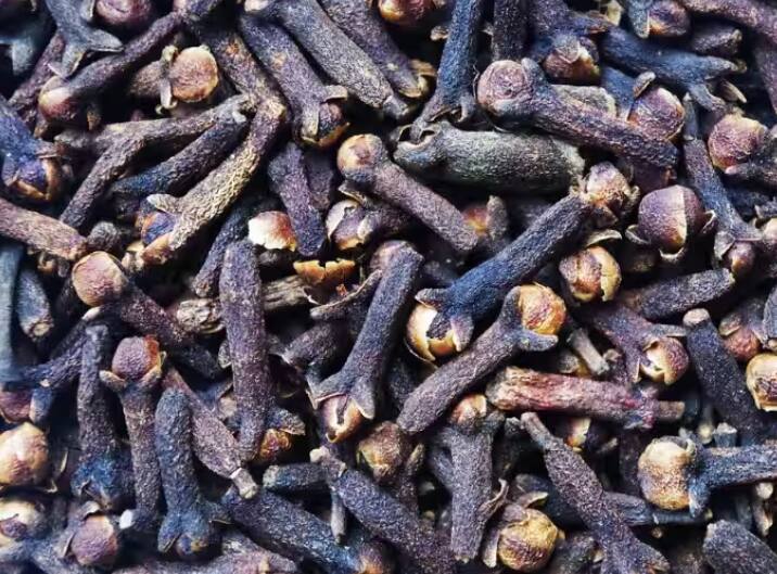 लवंगाचा वापर अनेक पदार्थांमध्ये चव वाढवण्यासाठी केला जातो.