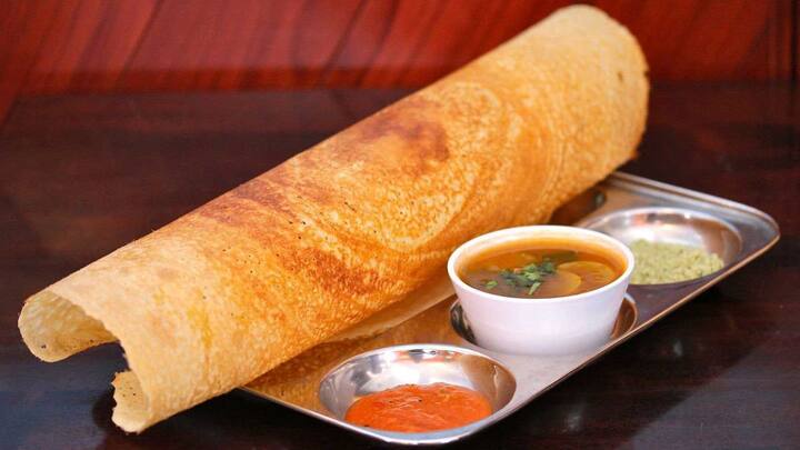 தோசை கல்லை அடுப்பில் வைத்து சூடனாதும் மாவை தோசைகளாக ஊற்றி சுற்றி எடுத்து பரிமாறவும்.