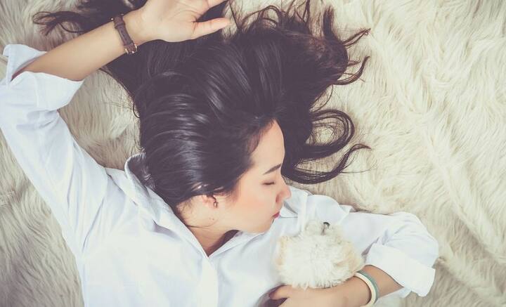 বিছানায় শোওয়া মাত্র ঘুমিয়ে কাদা হয়ে যান কেউ কেউ। এপাশ ওপাশ করেই আবার কেটে যায় কারও কারও।