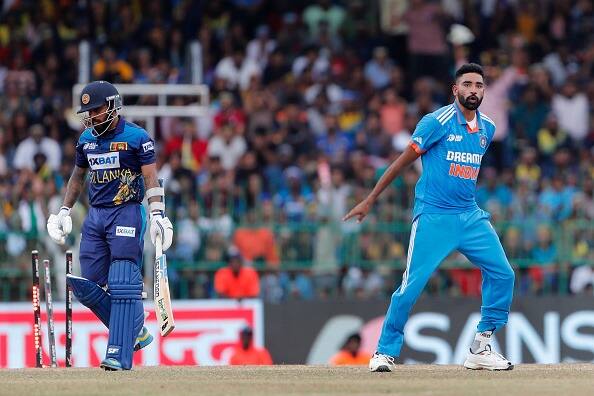 एकाही फलंदाजाला मोठी धावसंख्या करता आली नाही. मोहम्मद सिराज याने श्रीलंकेच्या पाच फलंदाजांना तंबूत धाडलेय.