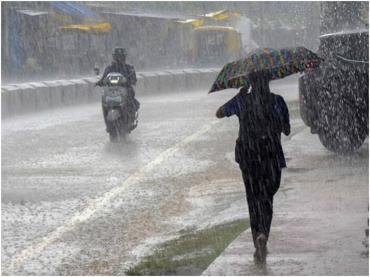 ujjain pregnant woman has been rescued by helicopter trapped in flood MP Rain Update ann Ujjain: घर में घुसा पानी तो जान बचाने छत पर पहुंची महिला, हेलीकॉप्टर ने बारिश के बीच ऐसे किया रेस्क्यू