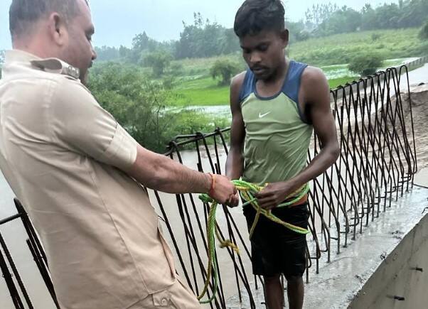 60 labourer trapped in Panam river were rescued in Panchmahal Panchmahal Rain: પંચમહાલ જિલ્લામાં ભારે વરસાદ, પાનમ નદીમાં ફસાયેલા 60 મજૂરોનું કરાયું રેસ્ક્યુ 