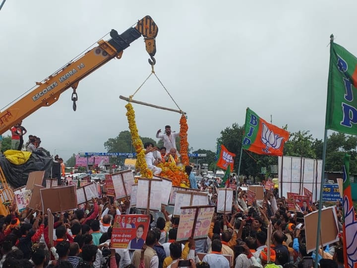 Madhya Pradesh Elections 2023 narendra singh Tomar welcomed with JCB crane in Ichawar Assembly ann MP Elections 2023: एमपी के इछावर विधानसभा में केंद्रीय मंत्री तोमर का जेसीबी-क्रेन से स्वागत, सोशल मीडिया पर वायरल
