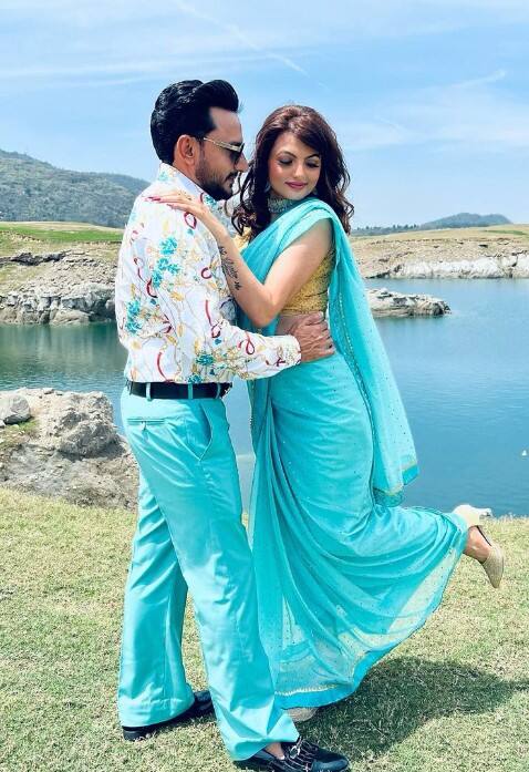 ਦੀਪ ਢਿੱਲੋਂ ਵੱਲੋਂ ਆਪਣੀ ਮਾ ਨਾਲ ਖਾਸ ਤਸਵੀਰ ਸ਼ੇਅਰ ਕੀਤੀ ਗਈ ਹੈ। ਜਿਸ ਵਿੱਚ ਉਹ ਆਪਣੀ ਮਾਂ ਅਤੇ ਪਤਨੀ ਨਾਲ ਨਜ਼ਰ ਆ ਰਹੇ ਹਨ।