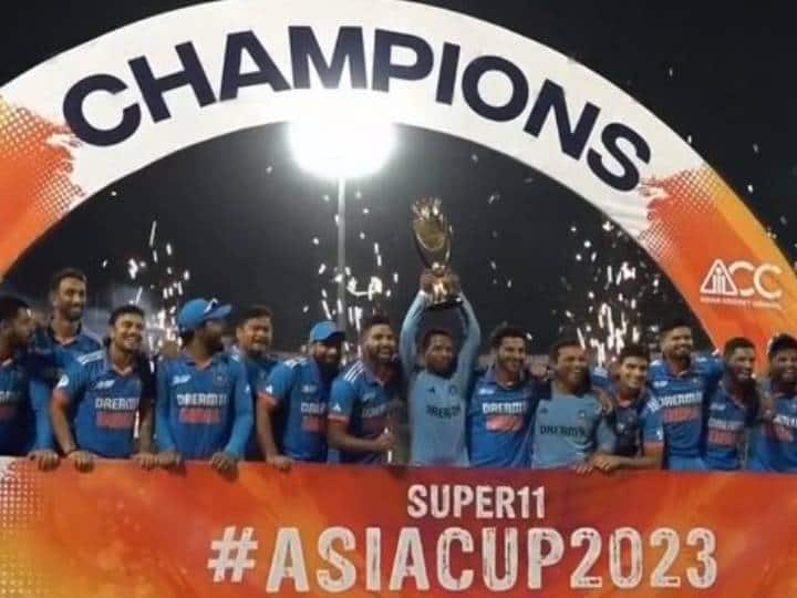 IND vs SL Asia Cup Final Indian Team Skipper Rohit Sharma Handed The Asia Cup Trophy To Throwdown Specialist Raghu Raghavendraa And He Joins Celebration IND vs SL Final: एशिया कप ट्रॉफी उठाए कौन है यह मिस्ट्री मैन? टीम इंडिया के साथ मनाया जीत का जश्न