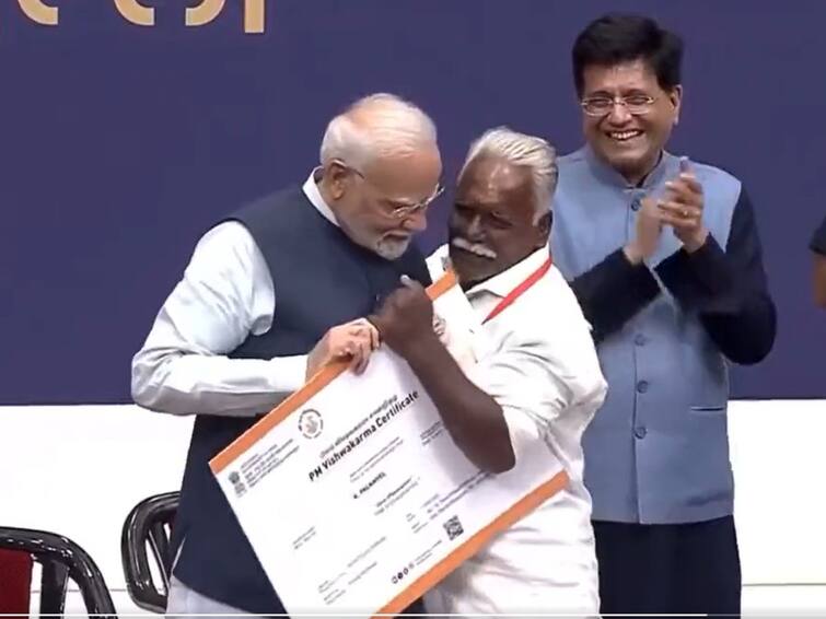 Tamil Nadu fishing net maker turns emotional hugs PM Modi in Vishwakarma Scheme inaugural function Watch Video: பிரதமர் மோடியை கட்டியணைத்த தமிழர்.. விஷ்வகர்மா திட்ட தொடக்க நிகழ்ச்சியில் நெகிழ்ச்சி சம்பவம்..!