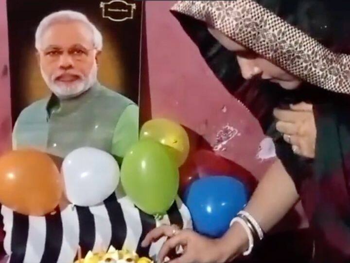 Seema Haider cuts PM Modi's birthday cake discussion extends to Pakistan viral video सीमा हैदर ने काटा पीएम मोदी का बर्थडे केक, पाकिस्तान तक हो गई चर्चा- वायरल वीडियो