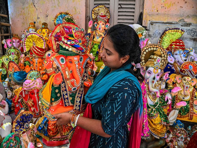 Ganeshostav 2023 political leaders ganesh and celebriti ganpati news marathi news update Ganeshostav 2023 : राज्यभरात गणेशोत्सवाचा उत्साह; वाजत, गाजत... धुमधडाक्यात बाप्पाचे स्वागत