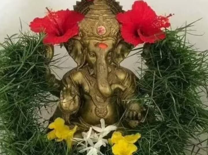 પૂજા સામગ્રી - ગણપતિને સિંદૂર, દૂર્વા અને મોદક અર્પણ કરો, પરંતુ બાપ્પાની પૂજામાં કેતકીના ફૂલ અને તુલસીનો ઉપયોગ ન કરો. પૂજામાં વાસી અથવા સુકાઈ ગયેલા ફૂલોનો સમાવેશ ન કરો.