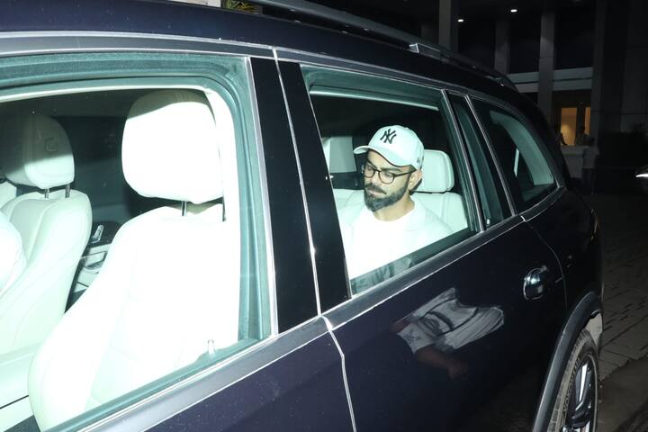 तस्वीरों में कप्तान रोहित शर्मा और पूर्व कप्तान विराट कोहली से लेकर कई प्लेयर्स दिखाई दे रहे हैं. ज़्यादातर खिलाड़ी कार में बैठे हुए नज़र आ रहे हैं.