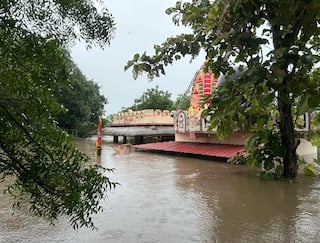 Flood: કડોદ ગામ આખેઆખુ પાણીમાં ગરકાવ, લોકો ઘરના ધાબા પર રહેવા મજબૂર, જુઓ પુરની સ્થિતિ