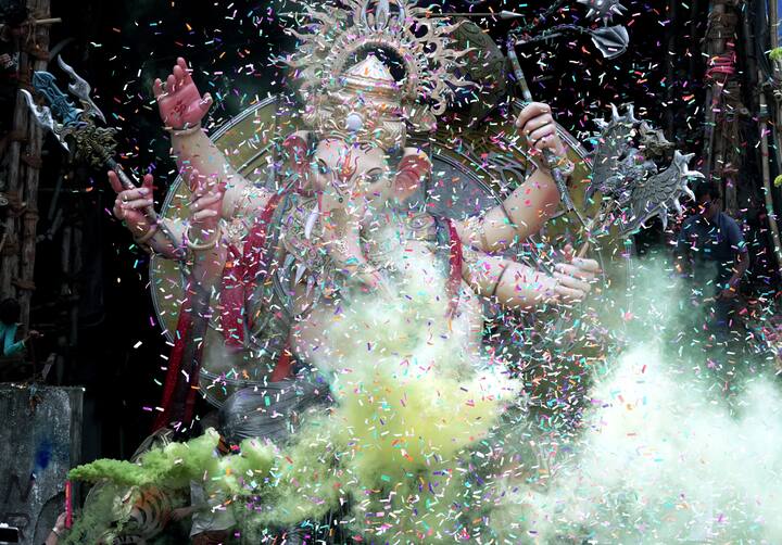 बाप्पाच्या आगमनाची तयारी सगळीकडे अगदी धुमधडाक्यात सुरु आहे. सार्वजनिक गणपतीच्या मूर्तींचं आगमन देखील झालं आहे.