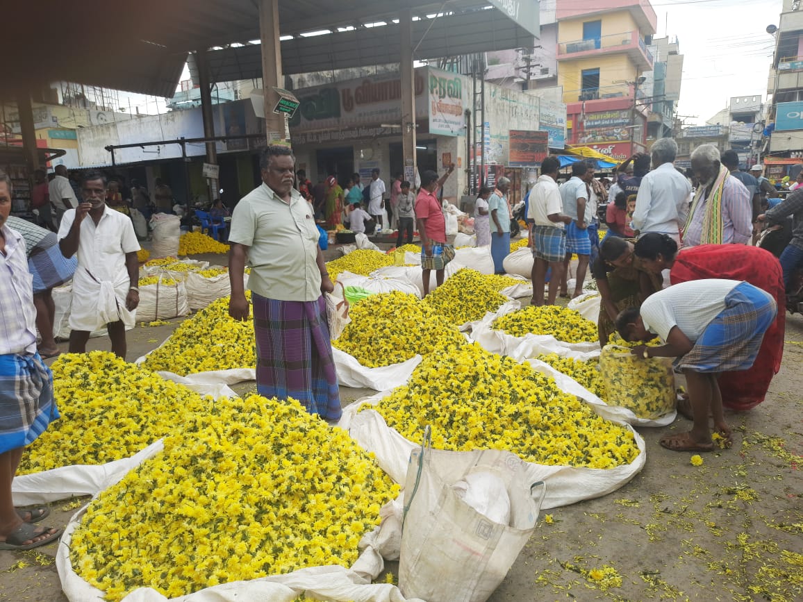 தருமபுரி பூக்கள் சந்தையில் பூக்களின்  விலை சரிவால் மக்கள் மகிழ்ச்சி, வியாபாரிகள் கவலை