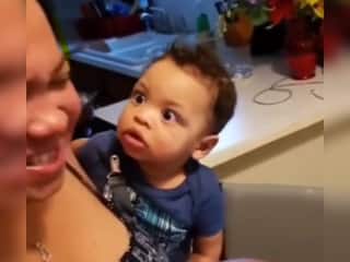 बच्चे को भूलकर अकेले अकेले खाना खा रही थी मां, गुस्साए छुटकू ने दिए अजीबोगरीब रिएक्शन्स, लाखों लोगों ने देखा ये VIDEO