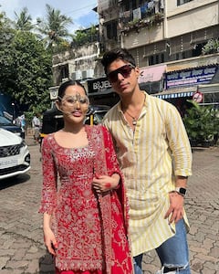 Uorfi Javed Pics: गणेश चतुर्थी से पहले रेड सूट पहनकर प्रतीक के साथ सिद्धिविनायक मंदिर पहुंचीं उर्फी, एक्ट्रेस के चश्मे ने खींचा फैंस का ध्यान